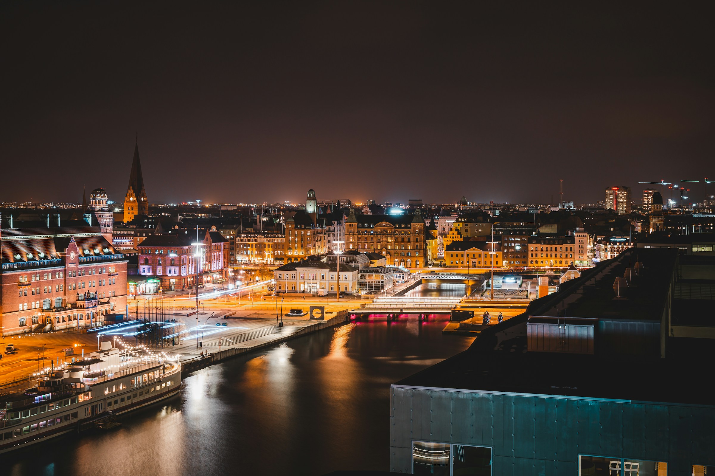 Malmös hamn i kvällsljus